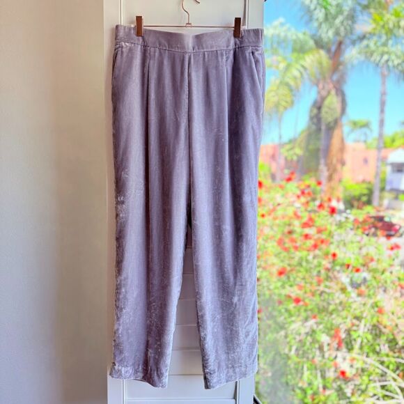 Ann Taylor Pants - Crushed Velvet Relaxed Fit Tapered Leg Cropped Pant in Silver Grey size Medium